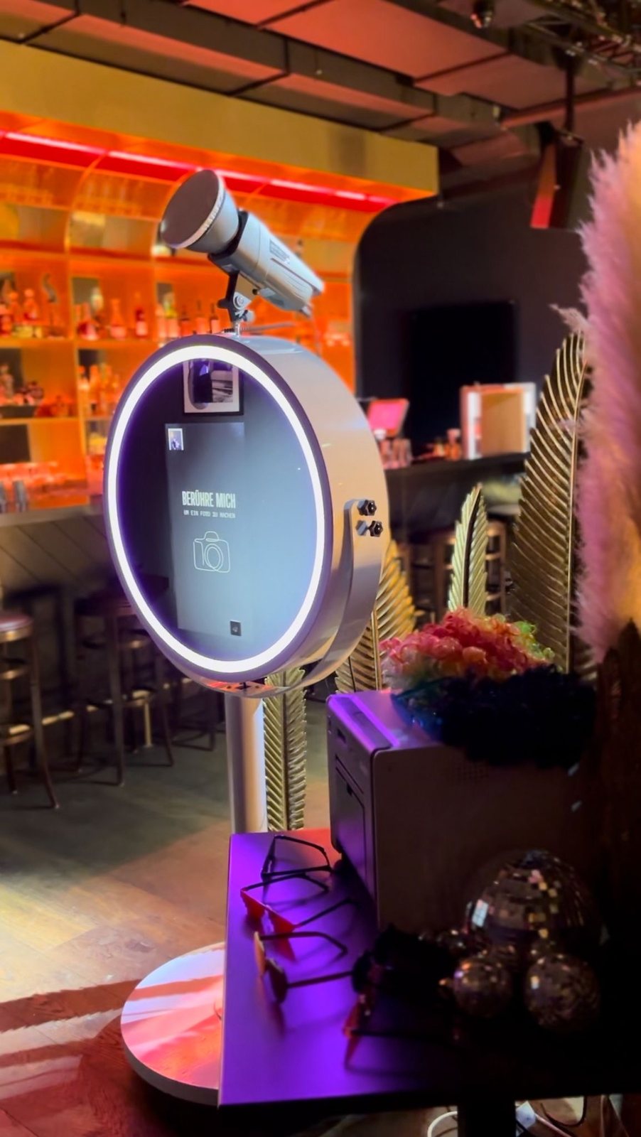 Beauty Mirror mit Ringlicht auf einer Party in einer Bar