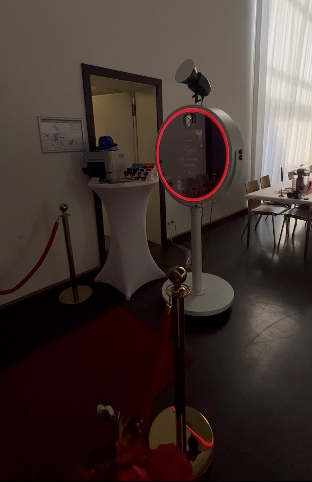 Beauty Mirror mit rotem Licht, VIP-Absperrung und rotem Teppich