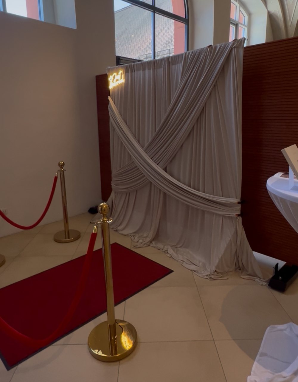 Hintergrundsystem in Beige mit rotem Teppich und goldenen VIP-Ständern