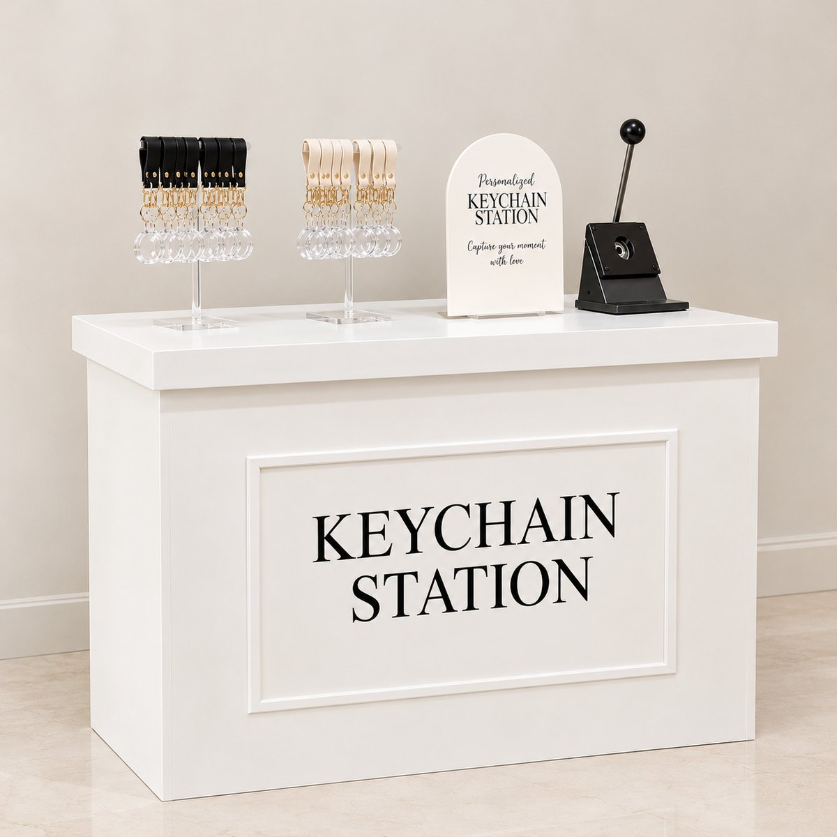 KeyChain Station: weißer KeyChain-Tisch mit Anhänger-Ständern, Aufsteller und Stanzgerät